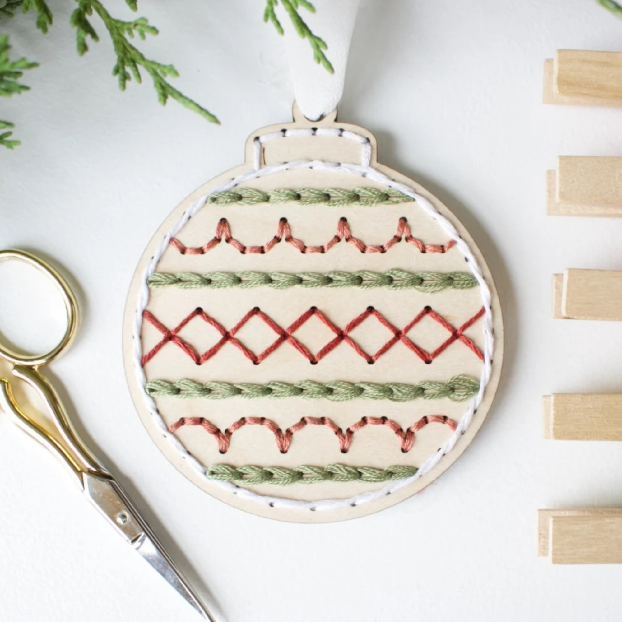 Christmas Glass Ball Ornament Embroidery DIY Kit (Style 2)