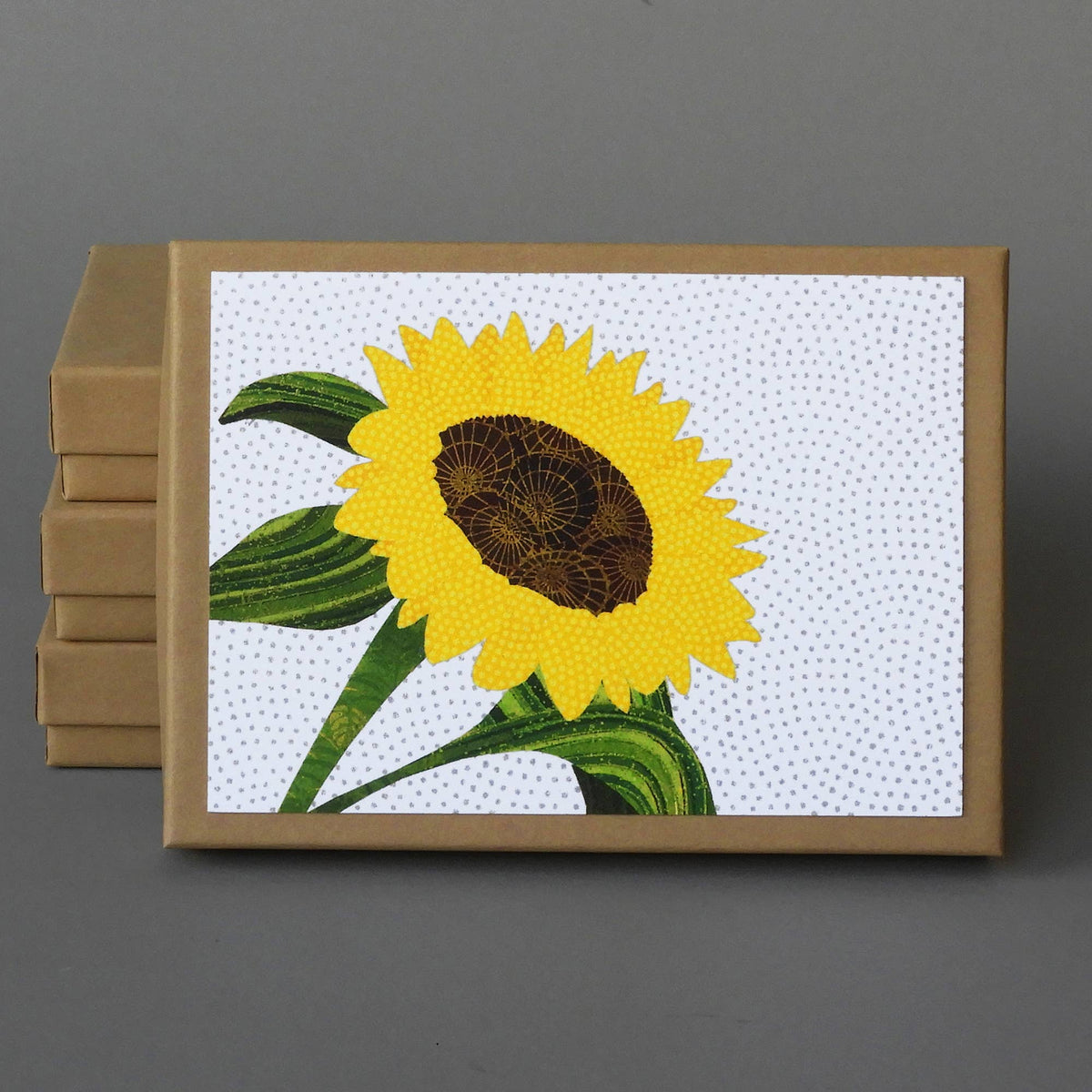 Sunflower Box of 10 blank cards, a kraft box with a yellow sunflower design on the lid