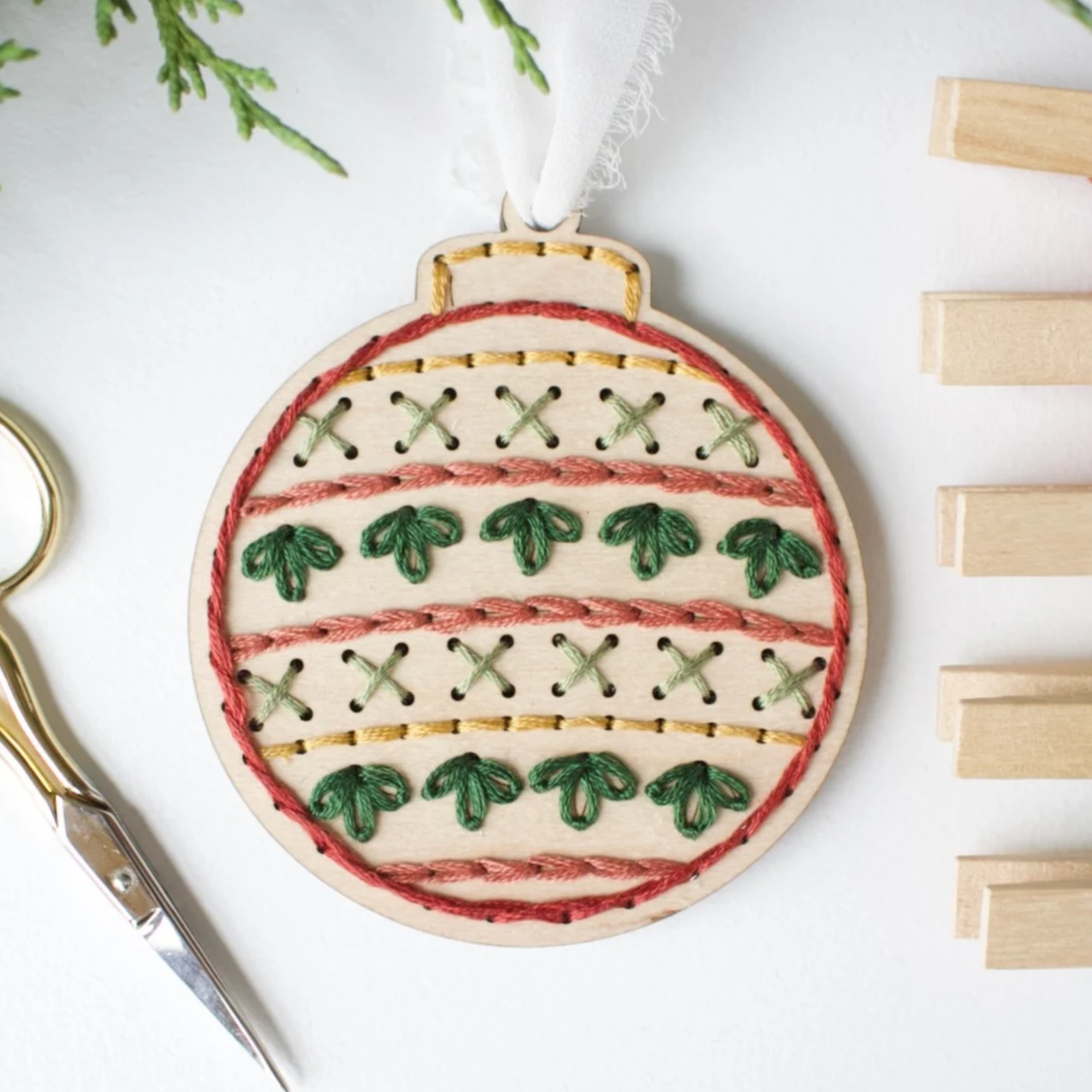 Christmas Glass Ball Ornament Embroidery DIY Kit (Style 1)